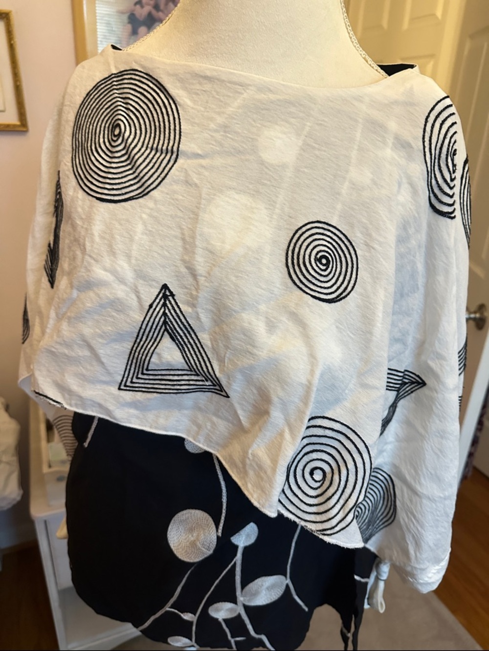 Talk of the Walk White and Black Geometric Tunic Top - XL- price firm - Picture 4 of 5